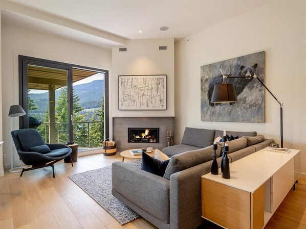 Living area: Mountain view