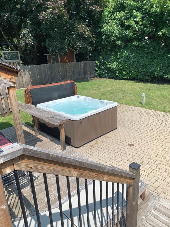 Outdoor spa tub
