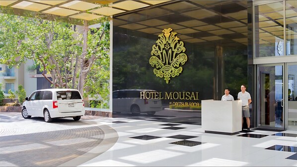 Hotel Mousai entrance with luxury valet and check-in area