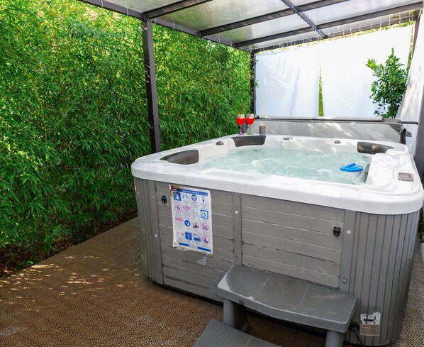 Outdoor spa tub
