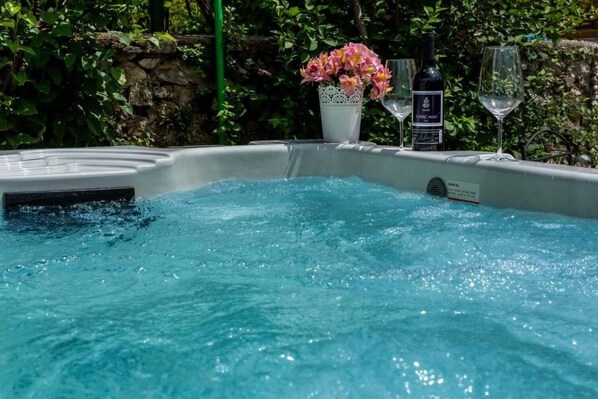 Outdoor spa tub