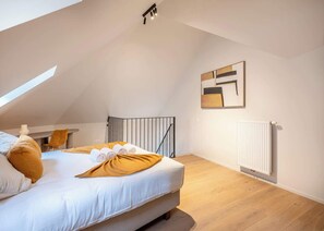 Romantic double bedroom (We provide prepared beds with high-quality bed linen)