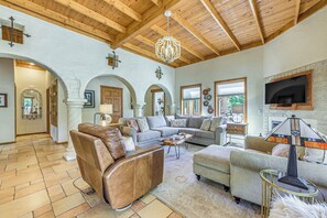 Living Room | Free WiFi | Smart TV | Gas Fireplace
