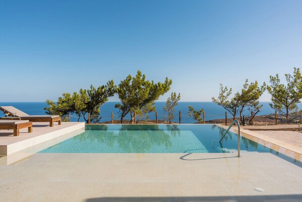 The exterior of Villa Amberoza IV covers 160 m2