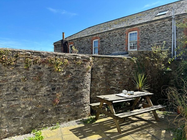 Plante, Ciel, Propriété, Fenêtre, Bâtiment, Lot Terre, Extérieur Banc, Chalet, Herbe, Toit