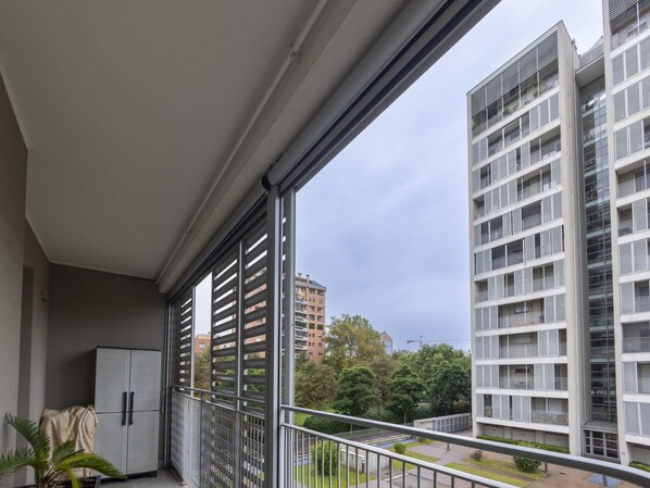 Building, Daytime, Property, Plant, Sky, Window, Cloud, Urban Design, Residential Area, Condominium