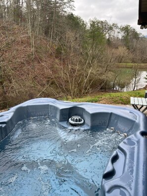 Hot tub overlooking the fishing pond 