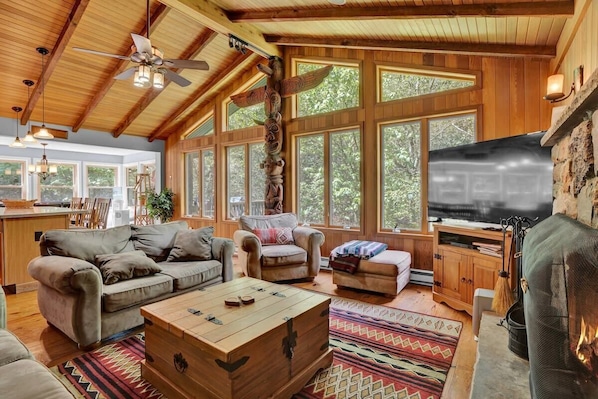 Enjoy comfortable seating while catching up on your latest Netflix binge in the living room. It’s perfect for enjoying gorgeous views all year. You won’t want to miss fall leaves or stunning snow views, and have the fireplace going in the winter. 