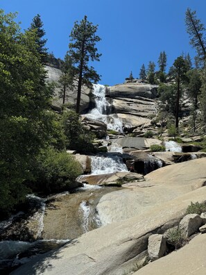 Peppermint Creek Falls, is a stunning natural wonder known for its cascading waters and picturesque surroundings. Accessed via 2 separate private trails - only a 15 min hike to this beautiful oasis!