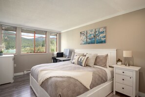 Master Bedroom w/ King Bed with Lake Views