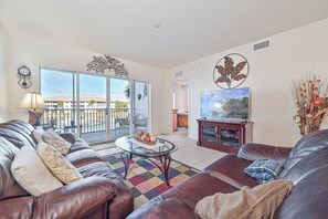 BH202 - The living offers sliding door opening up to the screened in balcony