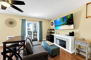 Living area with sofa sleeper and smart TV - Living area with sofa sleeper and smart TV