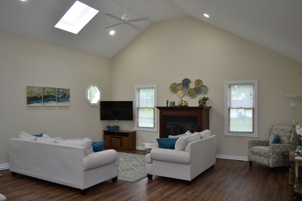 Living Room with 45 inch Roku Tv
