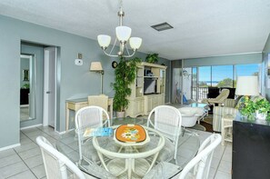 Look Through - Dining room - Lanai
