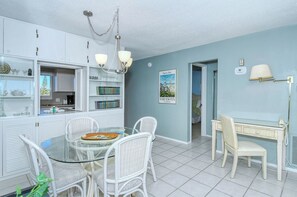 Dining Area - Dining area with seating for 4