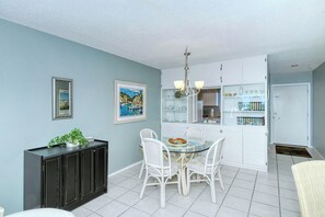 Dining Area - Pass through