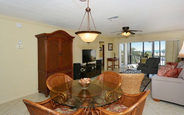 Look Through - Dining area - Lanai