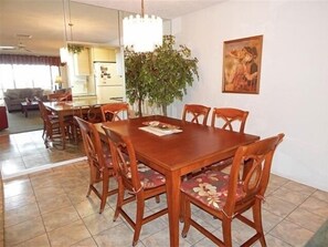 Dining Area - Seating for 6 in the dining area