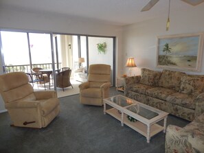 Living Area - Comfortable seating and views of the Gulf of Mexico and Siesta Key Beach.