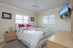 Queen Bed in 1st Guest Room