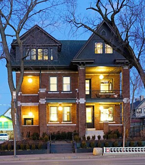 Front view of IVY HOUSE from Main St