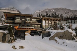 Wedge Mountain Lodge & Spa: The Entrance with Lodge Vans