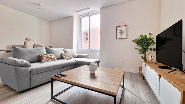 Carmo City Palace: Modern T1 apartment in Funchal’s city center with AC and free parking. Prime location, just steps from restaurants, shops, supermarket, and the famous Mercado dos Lavradores. #citycenter #funchal #apartment
