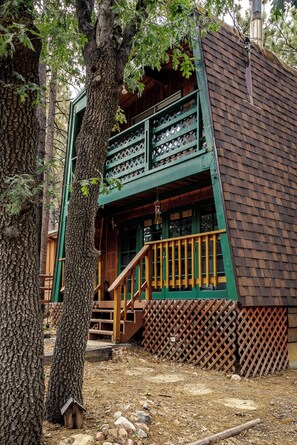 Bear Paw Lodge is a timeless Big Bear cabin with a serene & relaxing atmosphere.