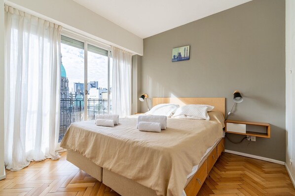 Bed,Bedroom,City view