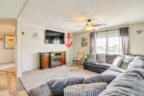 Living Room | Free WiFi | Central Heating & A/C | Smart TV
