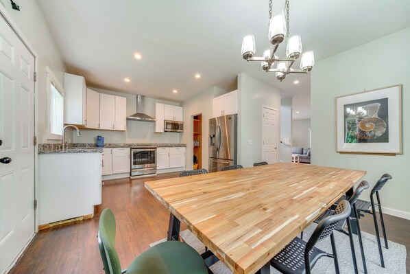 Tukwila Vacation Rental | 3BR | 2.5BA | 1,600 Sq Ft | Step-Free Entry