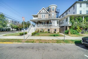 Building Exterior | Single-Story Apartment