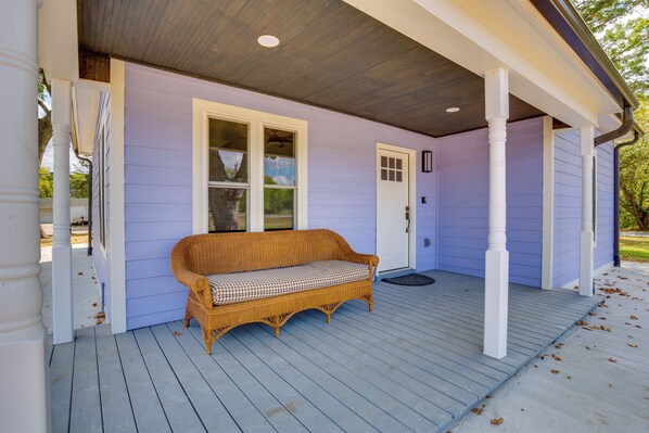 Holt Vacation Rental | 4BR | 2BA | 2 Steps Required | 2,300 Sq Ft