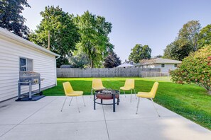 Private Yard | Charcoal Grill | Wood-Burning Fire Pit