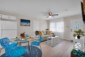 Sitting area ideal for relaxing after a day at the beach