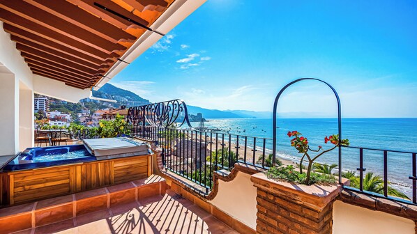 Jacuzzi on the balcony overlooking Banderas Bay