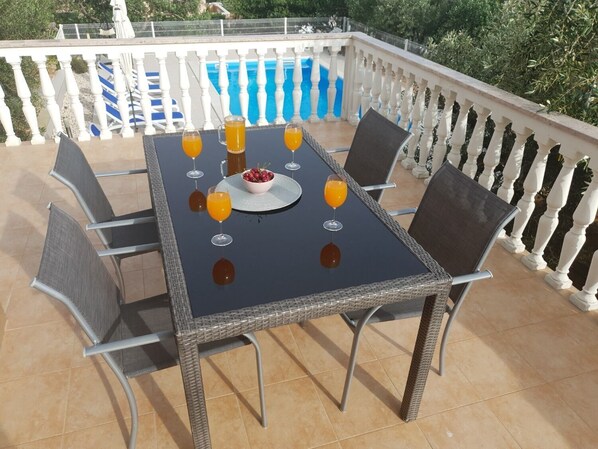 Outdoor dining