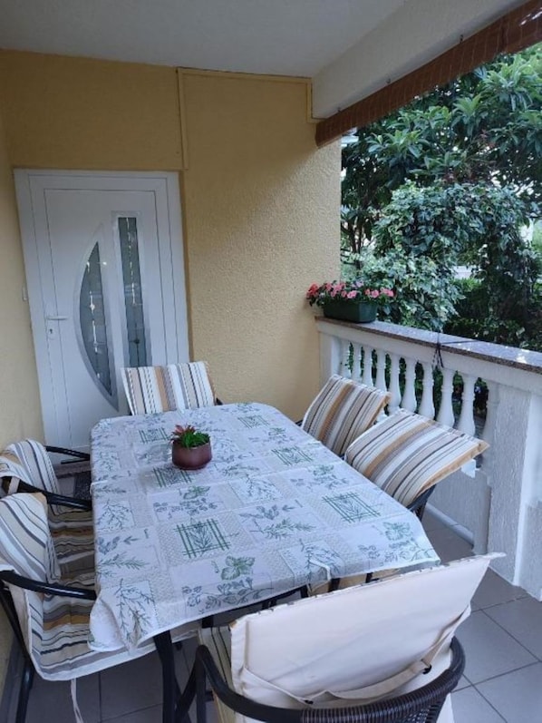 Outdoor dining