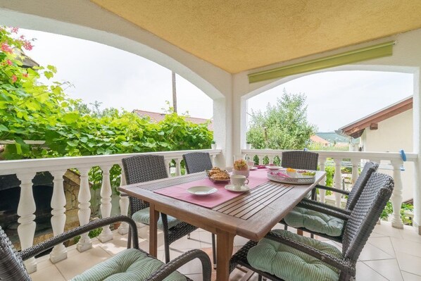 Outdoor dining