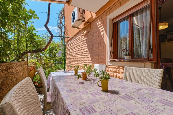 Outdoor dining