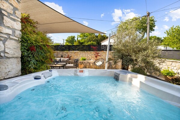 Outdoor spa tub