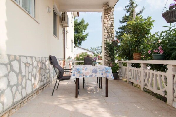 Outdoor dining