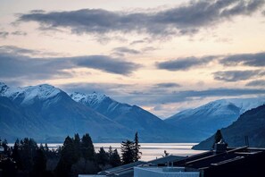 Breathtaking Views of Lake Wakatipu and The Remarkables
Immerse yourself in the stunning views of Lake Wakatipu framed by the majestic Remarkables mountain range. This picturesque backdrop is perfect for creating unforgettable memories.