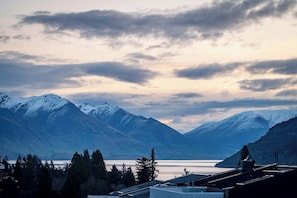 Breathtaking Views of Lake Wakatipu and The Remarkables
Immerse yourself in the stunning views of Lake Wakatipu framed by the majestic Remarkables mountain range. This picturesque backdrop is perfect for creating unforgettable memories.