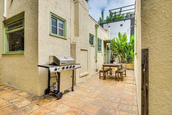 Venice Vacation Rental | 2BR | 1BA | Stairs Required | 750 Sq Ft