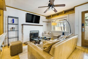 Living Room | Single-Story Cottage | Central A/C & Heating | Fireplace