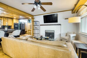 Living Room | Flat-Screen TV | Free WiFi