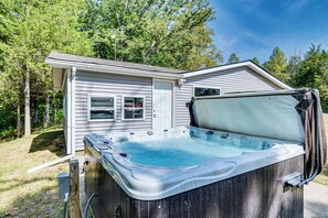 Private Hot Tub | Fire Pit | Gas Grill | 2 Outdoor Dining Areas | 2 Docks