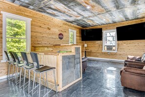 Recreation Room | Dry Bar | 2 Smart TVs