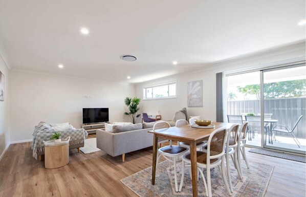 Modern Retreat| Near CBD, 4BR Comfort